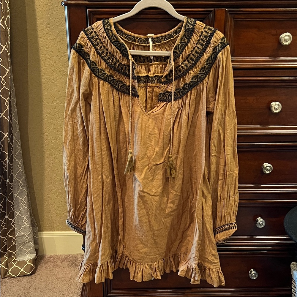 Free People — medium Boho Tan Peasant Blouse with Black Embroidery